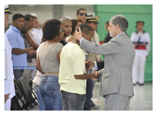 28/02/2012 - DEFESA - Militares mortos em base na Antártida chegam ao Brasil e são condecorados no Rio