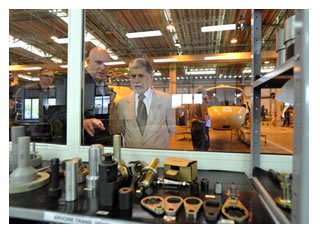 24/02/2012 - DEFESA - Amorim acompanha estágio da produção do KC-390 e do helicóptero EC-725