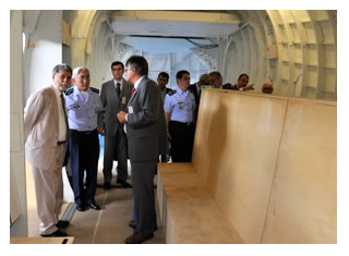 24/02/2012 - DEFESA - Amorim acompanha estágio da produção do KC-390 e do helicóptero EC-725