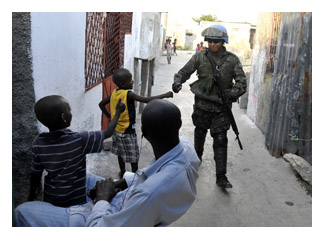 01/06/2012 - DEFESA - Na homenagem aos peacekeepers, o reconhecimento do soldado brasileiro nas missões de paz