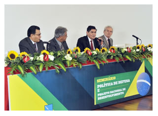 04/06/2012 - DEFESA - Amorim associa cooperação entre Estados e desenvolvimento em seminário sobre política de Defesa