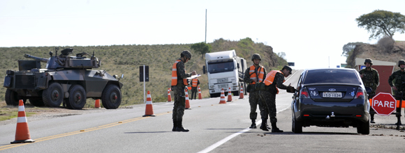 06/08/2012 - DEFESA - Nova edição da Operação Ágata, no sul do país, começa com foco na fiscalização de produtos explosivos