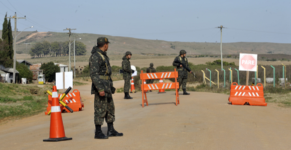 08/08/2012 - DEFESA - Operação Ágata 5 apreende 11,7 mil kg de explosivos e 300 kg de maconha