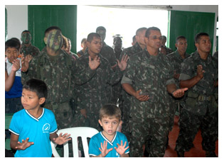 06/09/2012 - DEFESA - Militares e religiosos conhecem a realidade da população carente do Norte do país