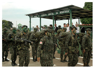 06/09/2012 - DEFESA - Militares e religiosos conhecem a realidade da população carente do Norte do país