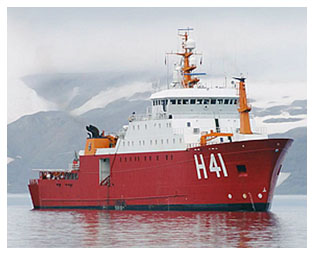 08/10/2012 - DEFESA - Retomada da Comandante Ferraz começa com deslocamento do navio Almirante Maximiano