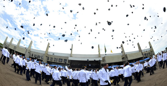 06/12/2012 - DEFESA - Formatura da AFA evidencia maior participação feminina nas Forças Armadas