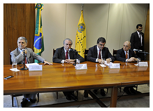 18/12/2012 - DEFESA - Grande operação militar irá monitorar fronteiras antes da Copa das Confederações