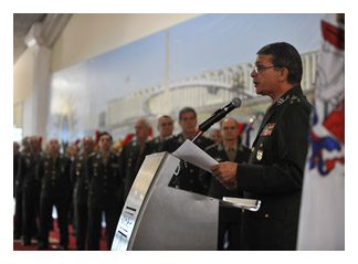 04/12/2012 - DEFESA - Generais-de-brigada recebem espadas em cerimônia no Clube do Exército
