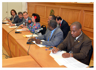 10/12/2012 - DEFESA - Parlamentares acompanham trabalho dos militares brasileiros no Haiti