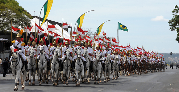 Semana da Pátria: brasilienses assistem a desfile de 7 de setembro na Esplanada dos Ministérios