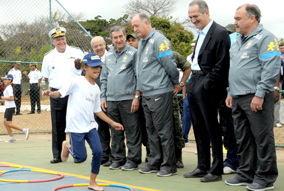 Programa Forças no Esporte completa 10 anos e recebe visita do técnico Felipão