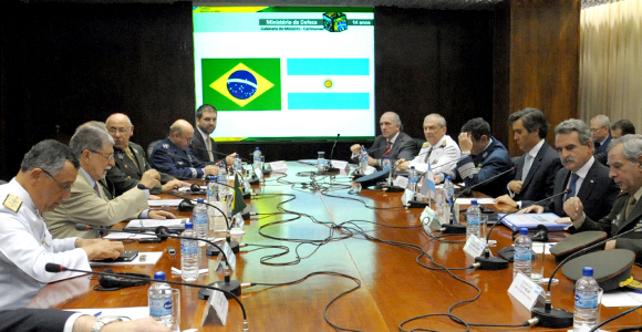 Brasil e Argentina reforçam parceria em defesa com ênfase no setor cibernético 