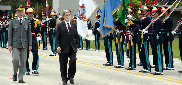 Ministro Amorim, acompanhado do comandante do Exército, general Enzo Peri, é recepcionado pelos cadetes no Portão Monumental da AMAN
