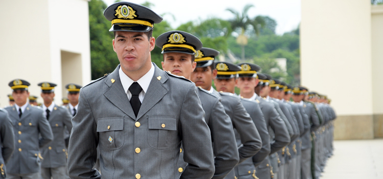 Foram 427 cadetes que se tornaram aspirantes-a-oficial: 422 brasileiros e cinco estrangeiros