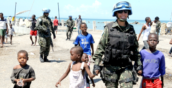 Tenente Gizelly em patrulha no município de Cité Soleil