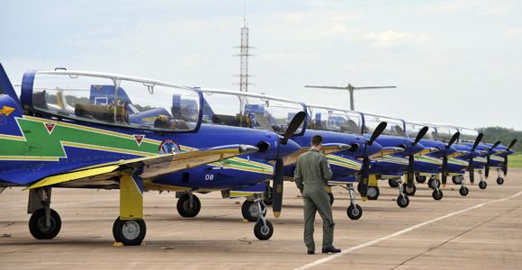 Esquadrilha da Fumaça substitui os aviões Tucano por aeronaves A-29