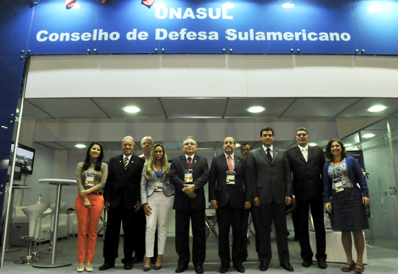 DEFESA - LAAD 2013: Censipam estreita relações com países vizinhos no estande da Unasul