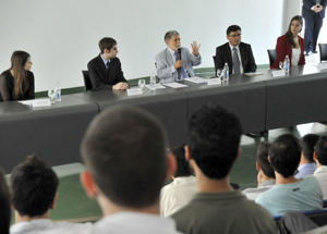 DEFESA - Defesa robusta é complemento de política externa pacífica, diz Amorim