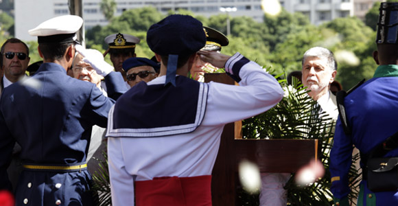 DEFESA - “Um país pacífico não pode ser confundido com um país indefeso”, diz ministro Amorim no Dia da Vitória