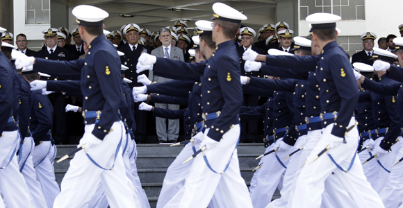 DEFESA – Alunos da Escola Naval recebem espadim e são oficialmente incorporados à Marinha