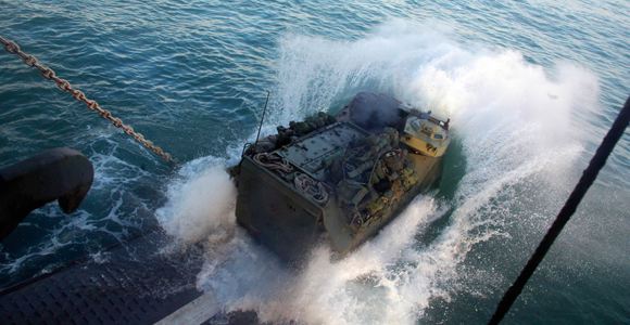 Anfíbios desembarcam no litoral do Espírito Santo em exercício militar de países da CPLP