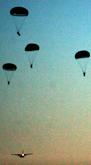 Operação Laçador: com apoio da Aeronáutica, paraquedistas do Exército realizam salto noturno