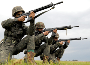 Operação Laçador: com apoio da Aeronáutica, paraquedistas do Exército realizam salto noturno