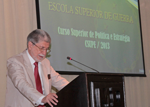 Amorim profere palestra para estagiários do curso de Política Estratégica da ESG