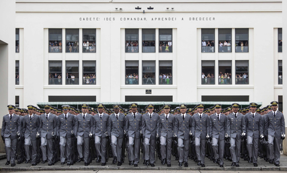 Uma carreira de devoção ao Estado, diz ministro Amorim aos cadetes formados pela Aman