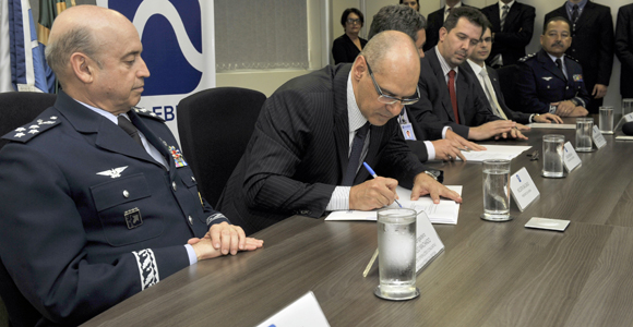 Assinado contrato do satélite que será utilizado pela Defesa