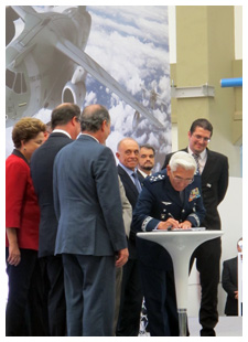 Com presença da presidenta da República, FAB assina contrato de compra do avião brasileiro KC-390