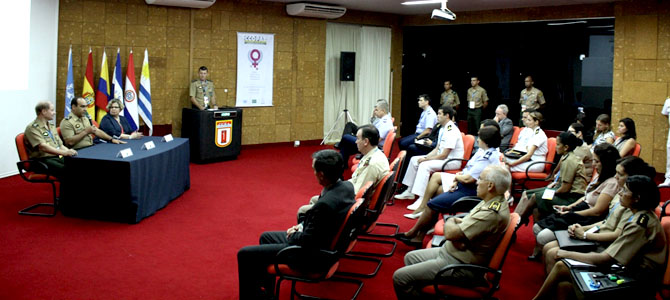 General Álvaro Gonçalves, ao centro na mesa, abriu o evento
