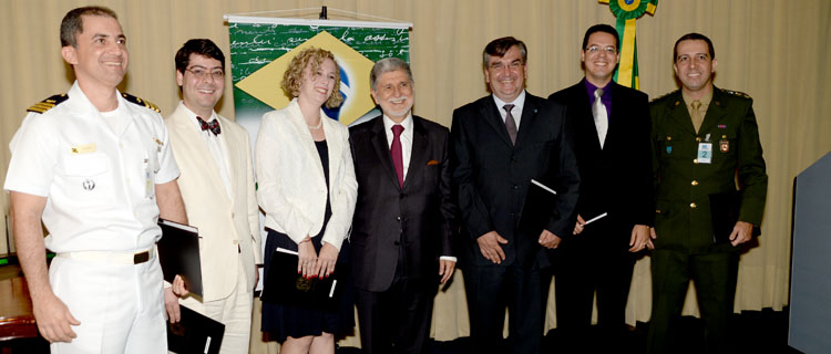 O ministro da Defesa, Celso Amorim, entregou a premiação aos vencedores do VI Concurso de Teses sobre Defesa Nacional