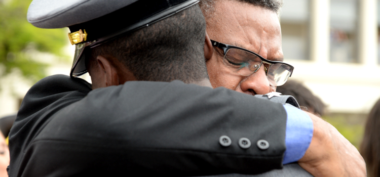 O Pátio Tenente Moura foi tomado pela emoção de formandos e seus parentes: lágrimas pela conquista