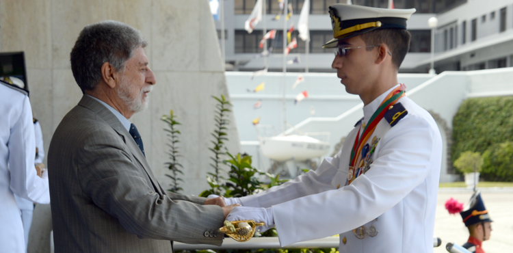 Ministro da Defesa, Celso Amorim, entrega espada a aluno destaque da turma almirante Felinto Ferry