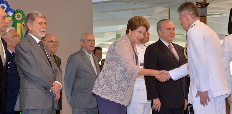 Presidenta Dilma Rousseff cumprimenta oficiais-generais das Forças Armadas