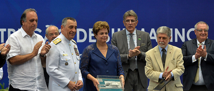 Dilma Rousseff exibe maquete do Estaleiro entre o governador do Rio de Janeiro, Luiz  Fernando Pezão, o comandante da Marinha, almirante Moura Neto, e o ministro da Defesa, Celso Amorim