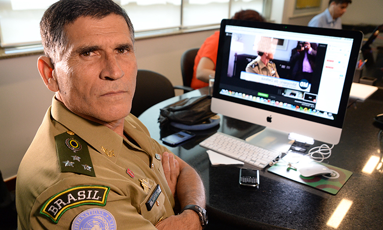 Force Commander da Monusco, no Congo, General Santos Cruz conversou por uma hora com internautas no hangout da Defesa