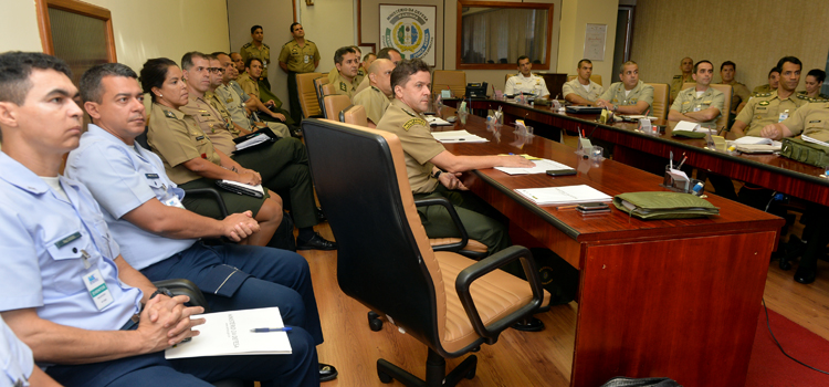 Militares que assumirão a Minustah em junho acompanharam palestra sobre o Centro Conjunto de Operações de Paz do Brasil