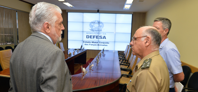 Ministro Jaques Wagner conversa com general José Carlos De Nardi na sala do Centro de Operações Conjuntas