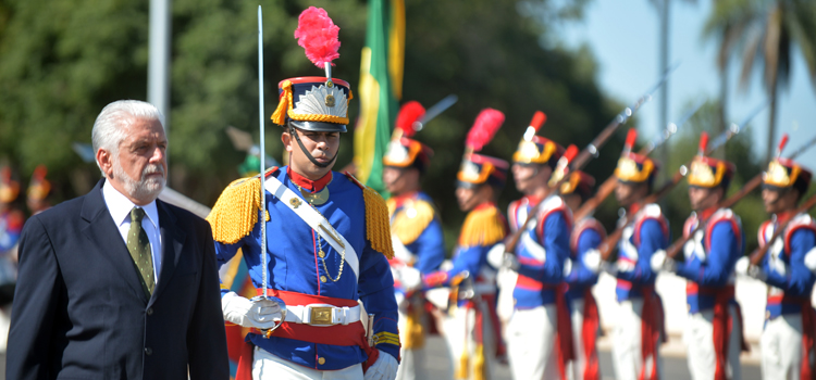 Ministro Jaques Wagner foi recebido com honras militares no Quartel General do Exército Brasileiro
