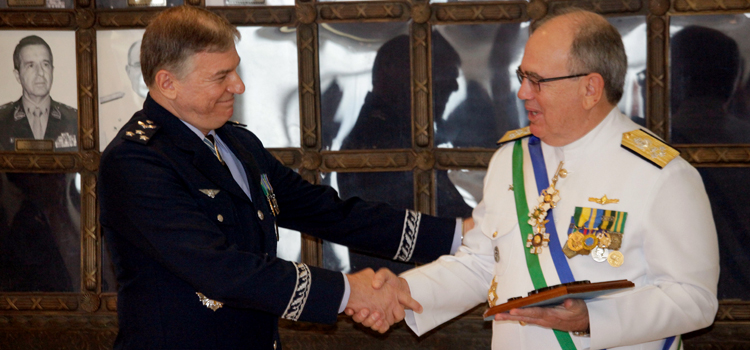 Novo comandante da ESG, brigadeiro Gracza, cumprimenta o almirante Leal Ferreira, já designado como novo comandante da Marinha do Brasil. 