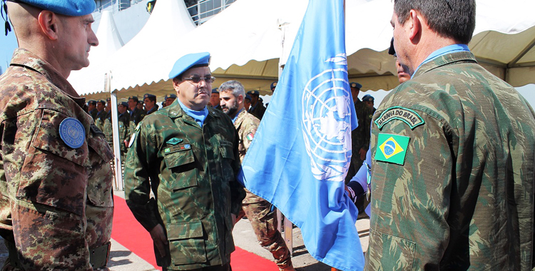 Almirante Flávio Brasil recebeu a função de comandante da FTM-Unifil do almirante Walter Bombarda em cerimônia no porto de Beirute