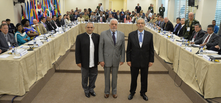 Ministro Wagner com o Prêmio Nobel, Ramos Horta (esquerda), e o embaixador Carlos Antonio da Rocha Paranhos