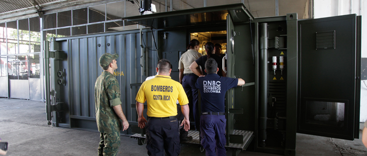 Laboratório móvel de análises químicas e biológicas: container adaptado, capaz de ser transportado por vias marítima, terrestre e aérea