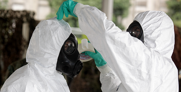 A equipagem e desequipagem do traje para descontaminação de DBQRN: os profissionais devem seguir 14 passos para vestir a roupa