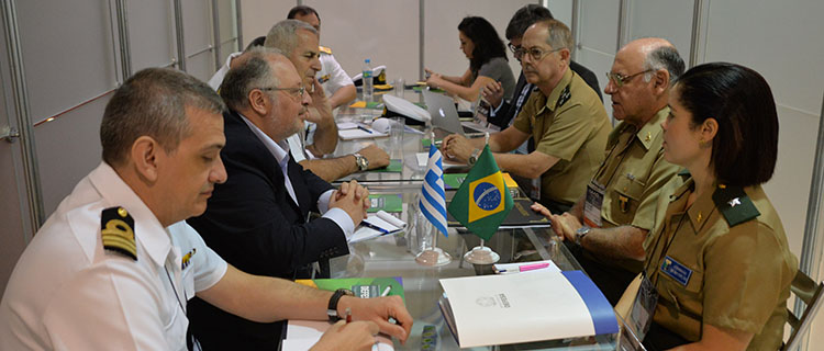 Generais De Nardi, chefe do EMCFA, e Mattioli, à direita, recebem delegação da Grécia para reunião bilateral