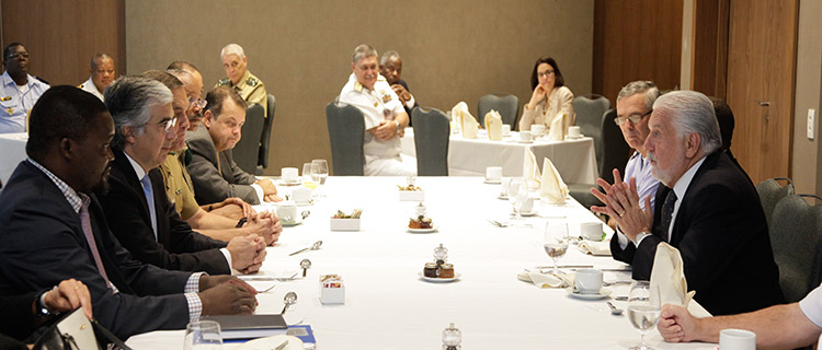 Wagner com os representantes da CPLP: projetos nas vertentes acadêmica, medicina militar, missões de paz, intercâmbio de estudantes, segurança do tráfego marítimo e defesa cibernética.