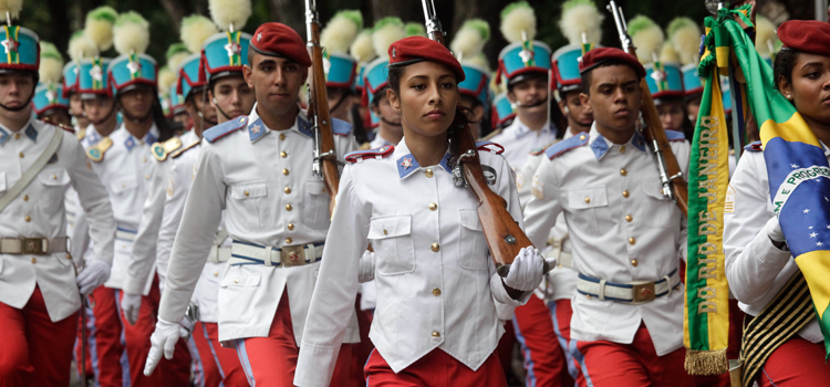 Alunos e ex-alunos desfilam em comemoração pelos 126 anos do CMRJ